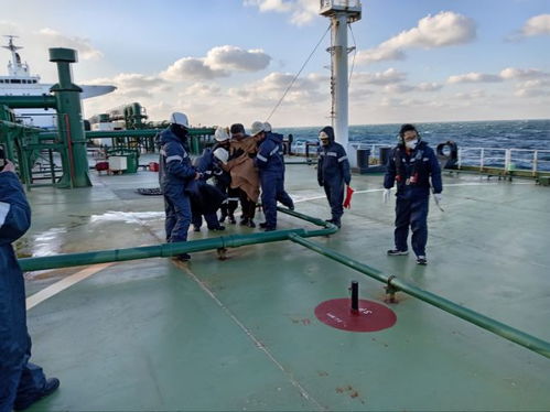 陆海空联动 日照出入境边防检查站紧急救助烫伤外籍船员
